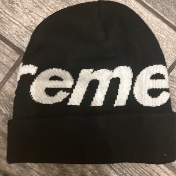 Supreme beanie like new only wore once, black Beanie with supreme logo.